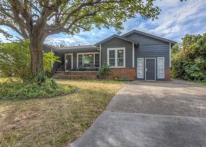 Retro 2br King Bed Pet-friendly Tu Expo Holiday home Tulsa