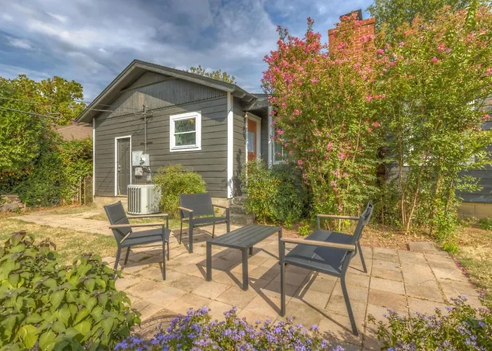 Holiday home Retro 2br King Bed Pet-friendly Tu Expo