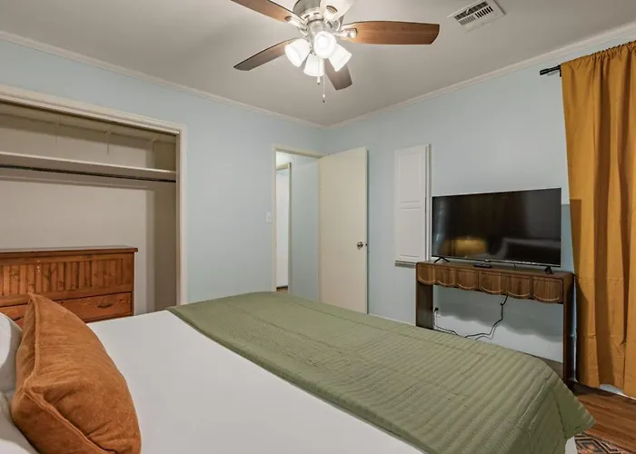 Holiday home Retro 2br King Bed Pet-friendly Tu Expo *